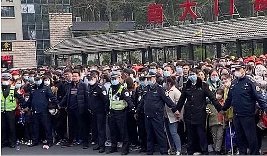 vua noi phong toa hang van nguoi keo nhau di tham quan