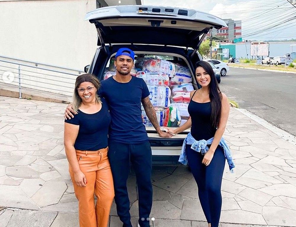 Ngôi sao Juventus và bạn gái xinh đẹp hăng hái giúp đỡ cộng đồng trong mùa dịch Covid-19 ngoi sao juventus va ban gai xinh dep lam tu thien giua mua dich covid 19