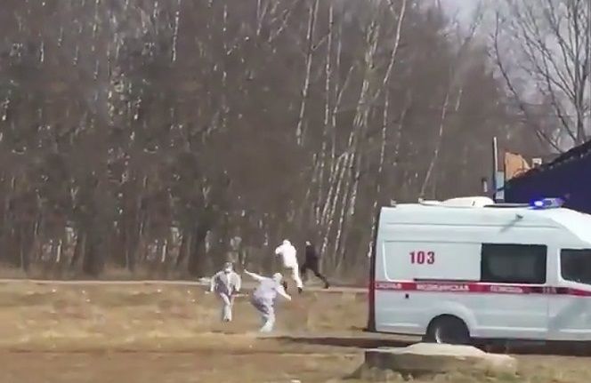 nga nhan vien y te ruot bat nguoi nghi nhiem covid 19 nhu phim hanh dong