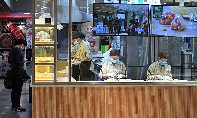 trung quoc nhiem covid 19 van len ban hang chu quan bi phat tu