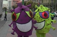 Bolivia: Cảnh sát hóa trang thành virus corona xuống đường nhắc nhở người dân