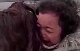 Cuộc đoàn tụ xúc động của mẹ con bác sĩ sau thời gian xa cách vì Covid-19