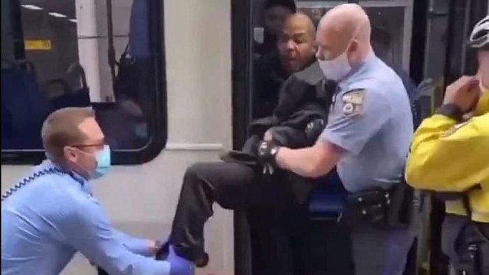 khong chiu deo khau trang nguoi dan ong my bi canh sat loi xuong xe buyt