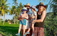 Ra nước ngoài 'trốn' dịch Covid-19, cả gia đình chưa muốn về quê