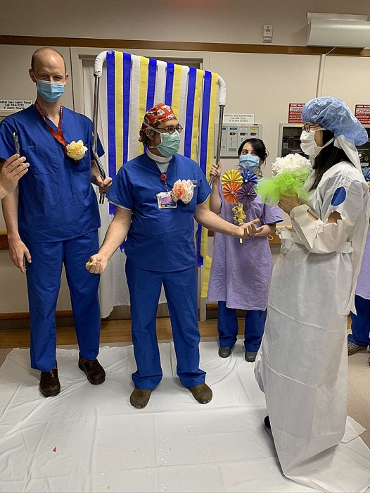 dam cuoi co mot khong hai cua cap doi bac si trong mua covid 19