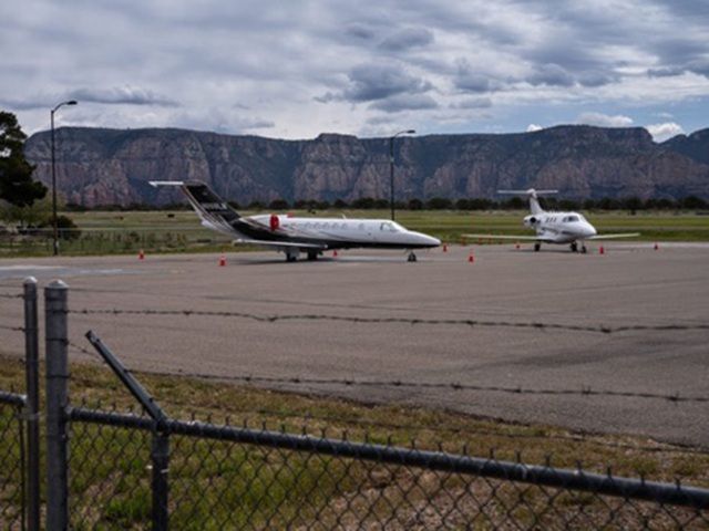 dong nguoi di tan tranh covid 19 lam qua tai cac vung que my