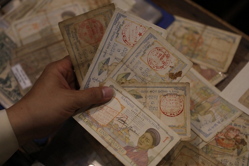 Người đàn ông Sài Gòn sở hữu những chum tiền cổ Việt được đào từ dưới lòng đất