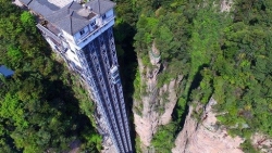 Trung Quốc xây thang máy ngoài trời cao nhất thế giới bằng tay đưa du khách ngắm cảnh công viên đá