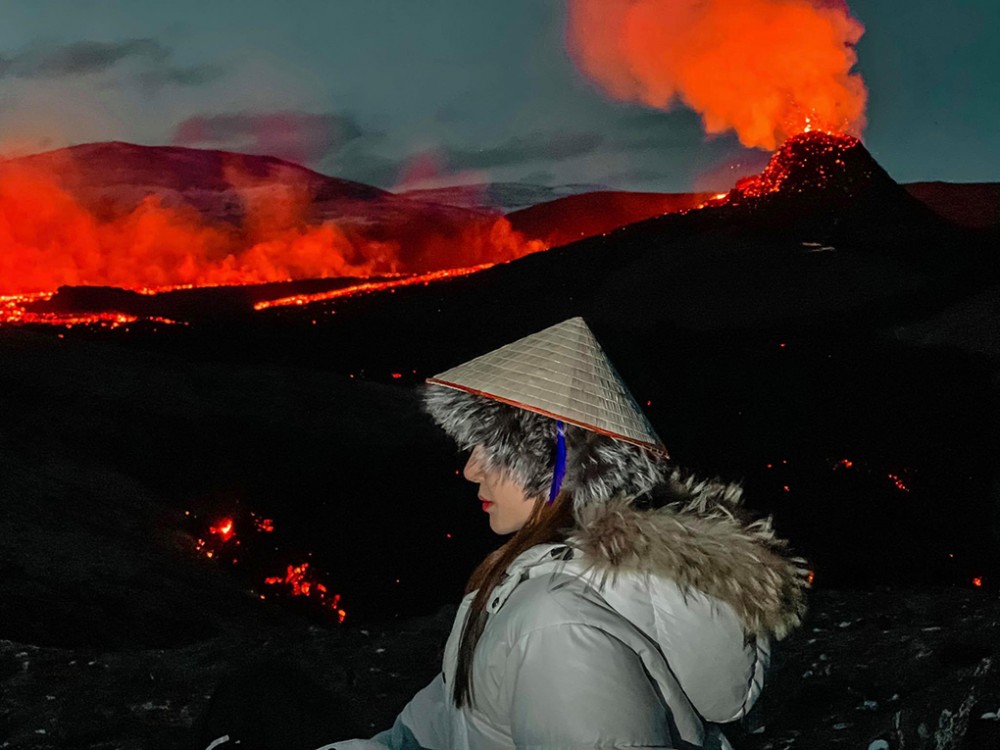 Cô gái Việt đội nón lá, mặc áo dài ngắm núi lửa 6.000 năm mới có ở Iceland