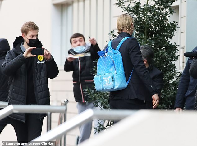 Haaland: Người hâm mộ Man City phấn khích, chờ ký hợp đồng; HLV Pep Guardiola công khai mời gọi Haaland: Người hâm mộ Man City phấn khích, chờ ký hợp đồng; HLV Pep Guardiola công khai mời gọi