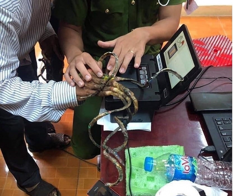 Người đàn ông có bộ móng tay dài nhất Việt Nam chưa làm được thẻ căn cước công dân gắn chíp điện tử