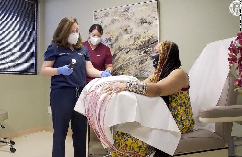 Người phụ nữ Mỹ cắt bộ móng tay dài nhất thế giới