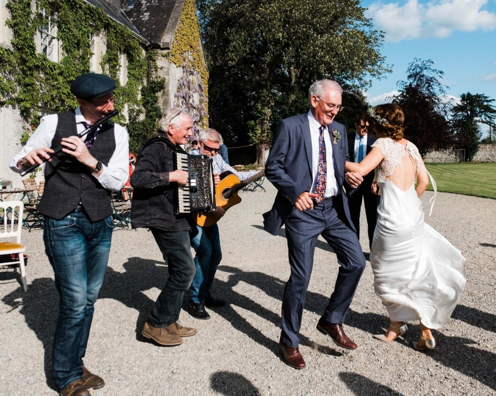 Cấm cười, nhổ nước bọt và loạt phong tục cưới hỏi độc dị khắp thế giới