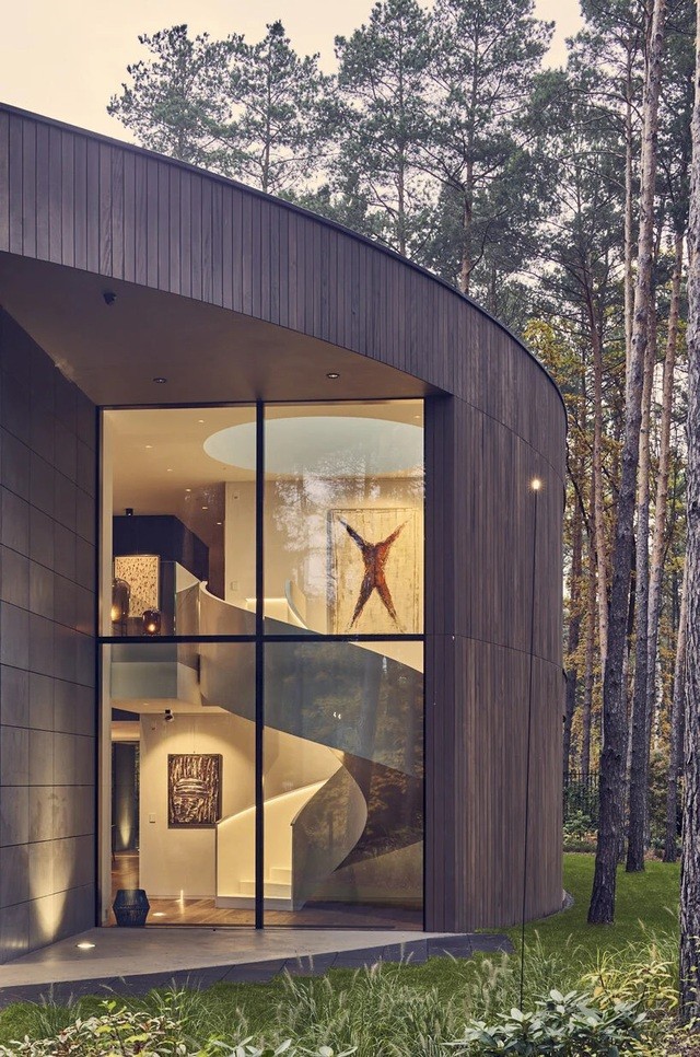 Ngôi nhà hình khúc cây ẩn giữa rừng thông