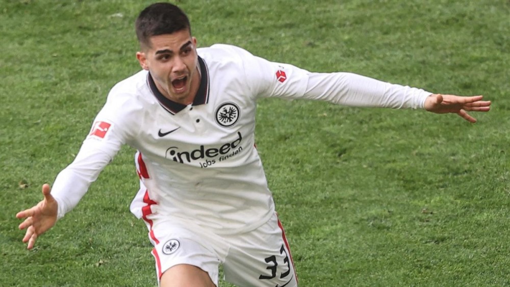 Tin chuyển nhượng cầu thủ: Barca muốn hợp đồng trọn đời với Messi; Liverpool 'lôi kéo' Phillips; Borussia Dortmund chiêu mộ Andre Silva