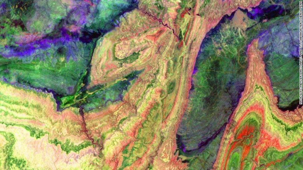 Những dải màu sắc uốn lượn của Dãy núi Anti-Atlas đã được bức xạ kế ASTER (Advanced Spaceborne Thermal Emission and Reflection Radiometer) ghi lại trên vệ tinh Terra của NASA. Được hình thành cách đây khoảng 80 triệu năm, dãy núi này hình thành khi lục địa Phi và lục địa Á - Âu va chạm với nhau, dẫn đến sự kết hợp đa dạng của đá vôi, cát kết, thạch cao và đá granite. (Nguồn: CNN)