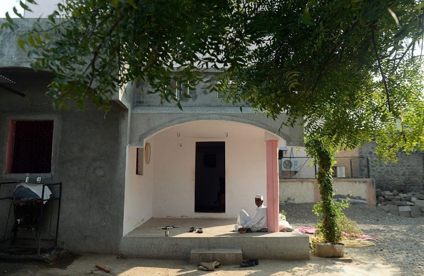 Ngôi làng kỳ lạ, không nhà nào lắp cửa, tin rằng có thần Shani bảo vệ