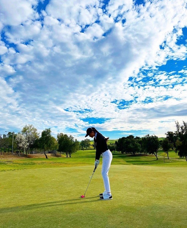 Thời trang che năng của Hoa hậu Phạm Hương khi chơi golf.