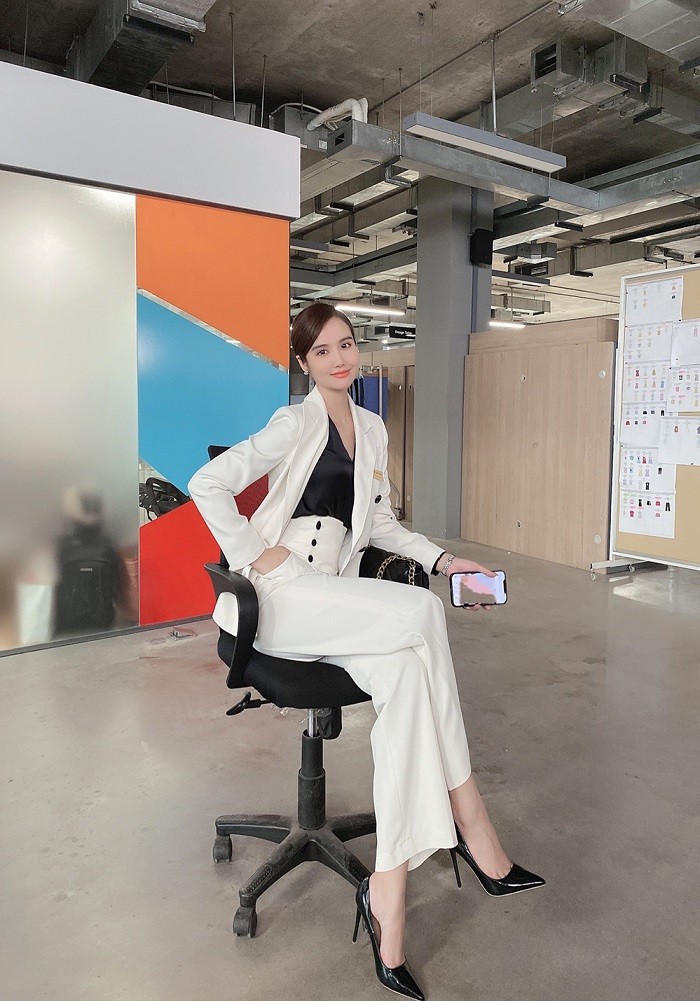 'Thương ngày nắng về' phần hai sẽ nối sóng 'Lối về miền hoa'. Để có diện mạo hoàn hảo nhất trong tạo hình 'nữ tổng tài', Phan Minh Huyền không tiếc tiền mua những bộ suit sành điệu. Cô thích áo vest kết hợp quần ống suông cùng màu và giày cao gót mũi nhọn.