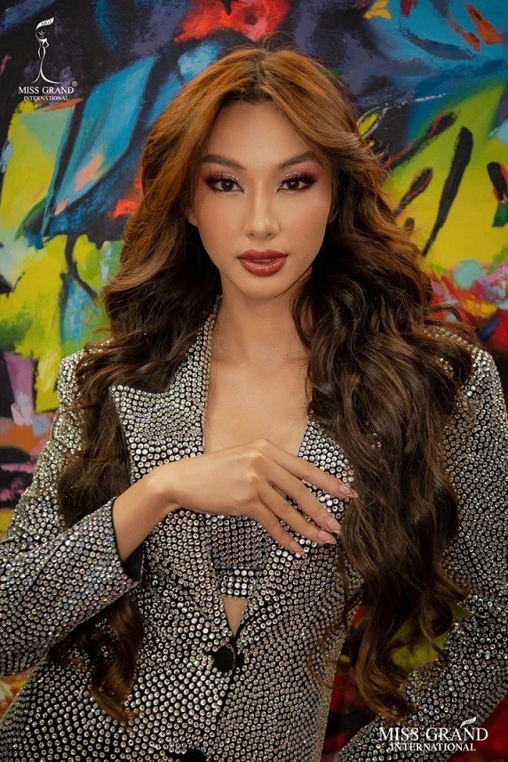 Trong một hoạt động ở Colombia, Thùy Tiên gây ấn tượng với hình ảnh mới mẻ. Diện mạo của Hoa hậu Hòa bình Quốc tế 2021 biến hóa khác lạ dưới bàn tay của chuyên gia makeup bản địa.