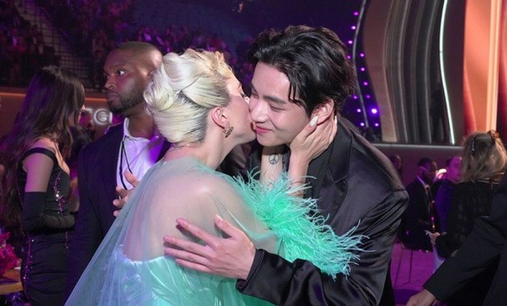 Những hình ảnh thân thiết của V BTS tại lễ trao giải Grammy 2022