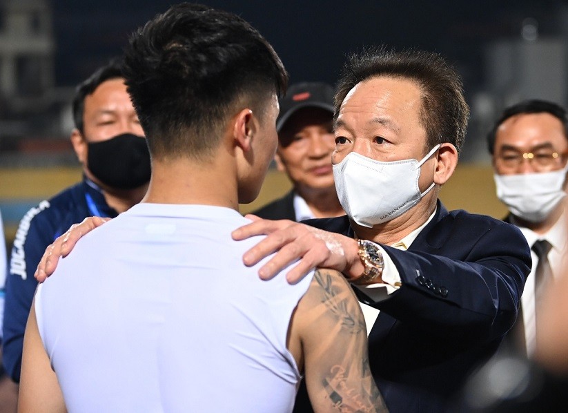 Kết thúc trận đấu bù vòng 2 V-League 2022 giữa Viettel và Hà Nội tối 4/4, bầu Hiển xuống sân gặp riêng Quang Hải. Ông chủ của CLB Hà Nội trao cho tiền vệ số 19 một cái ôm thay cho lời tạm biệt. Đây là trận đấu cuối cùng của Quang Hải cho CLB Hà Nội tại V-League mùa này. (Nguồn: Ngôi sao)