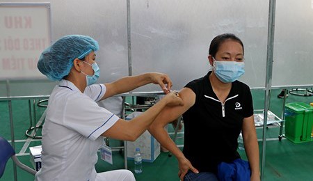 Thị xã Sơn Tây tập trung tiêm vaccine phòng Covid-19 mũi 3 để đạt miễn dịch cộng đồng. (Nguồn: SK&ĐS)