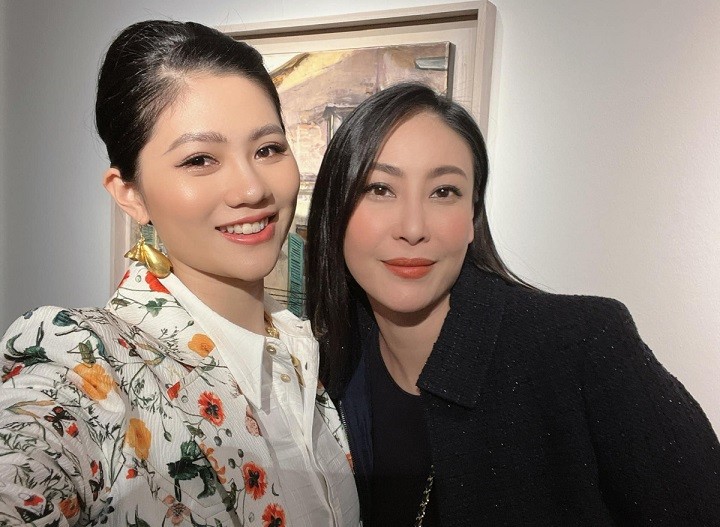 Hà Kiều Anh vui vẻ hội ngộ Hoa khôi Phụ nữ Việt Nam qua ảnh 2017 Vũ Hương Giang (trái) trong buổi triển lãm hôm 1/4.