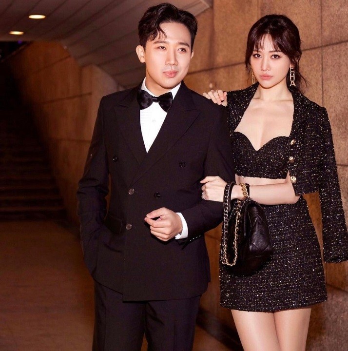 Suit đen lịch lãm là trang phục được Trấn Thành yêu thích. Anh thường xuyên sử dụng nó khi tham gia sự kiện và làm MC cho nhiều chương trình truyền hình. Mỗi khi xuất hiện cùng chồng, Hari Won cũng thể hiện sự kết hợp ăn ý từ cách chọn kiểu đồ cho đến sắc màu, chất liệu.