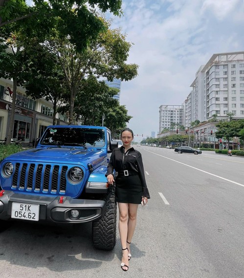 Trương Hồ Phương Nga lên đồ công sở khi đi làm