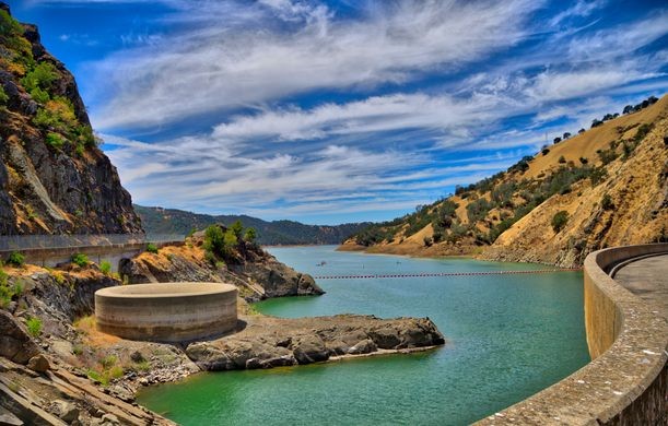 Bí ẩn đập tràn trong hồ nước được ví như 'chiếc hố kỳ lạ' Bí ẩn đập tràn trong hồ nước được ví như 'chiếc hố kỳ lạ'