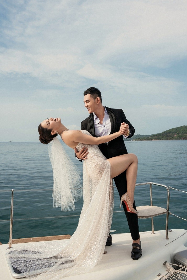 Ngắm loạt ảnh cưới ngọt ngào trên du thuyền của Phương Trinh Jolie