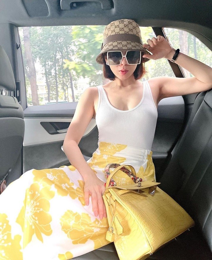 Thời trang sân bay toàn hàng hiệu của nữ ca sĩ Lệ Quyên