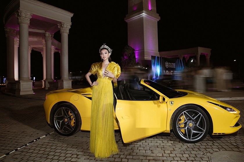 Hoa hậu Hòa bình Quốc tế 2021 trở thành tâm điểm khi bước xuống từ siêu xe cùng màu chiếc đầm gợi cảm. (Ảnh: Sen Vàng)