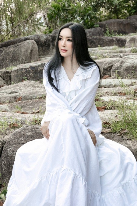 Thời trang đơn sắc trắng giúp Hoa hậu Giáng My ngày càng đẹp và trẻ