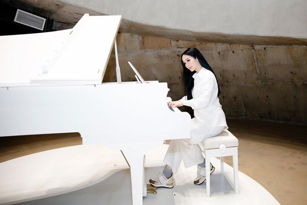 Thời trang đơn sắc trắng giúp Hoa hậu Giáng My ngày càng đẹp và trẻ