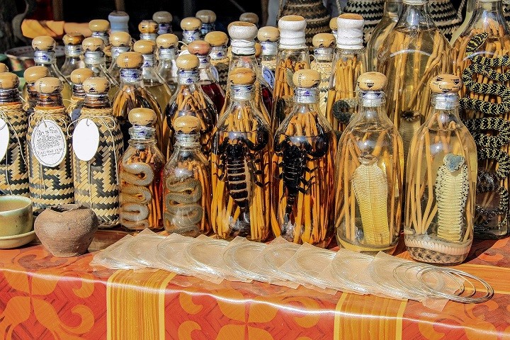 Lào: Ngôi làng nhỏ nổi tiếng khi ngâm rượu gạo cùng đủ loài kịch độc