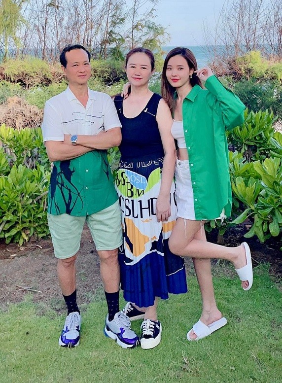 Thời trang thanh lịch lên giảng đường của cô giáo Midu