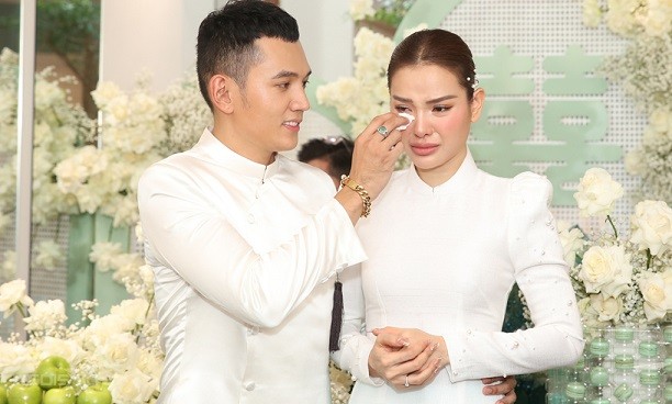 Cô dâu Phương Trinh Jolie xúc động trong lễ vu quy