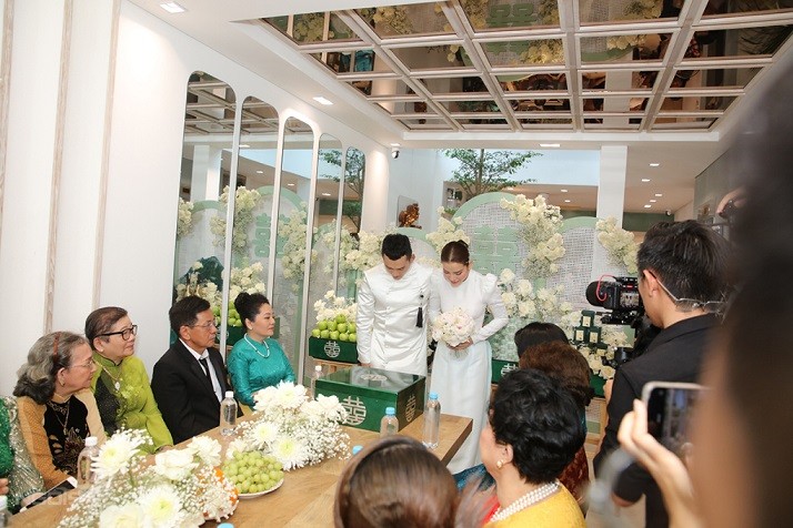 Cô dâu Phương Trinh Jolie xúc động trong lễ vu quy