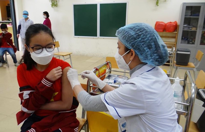 Hà Nội tiêm vaccine phòng Covid-19 cho học sinh lớp 6. (Nguồn: Hà Nội mới)