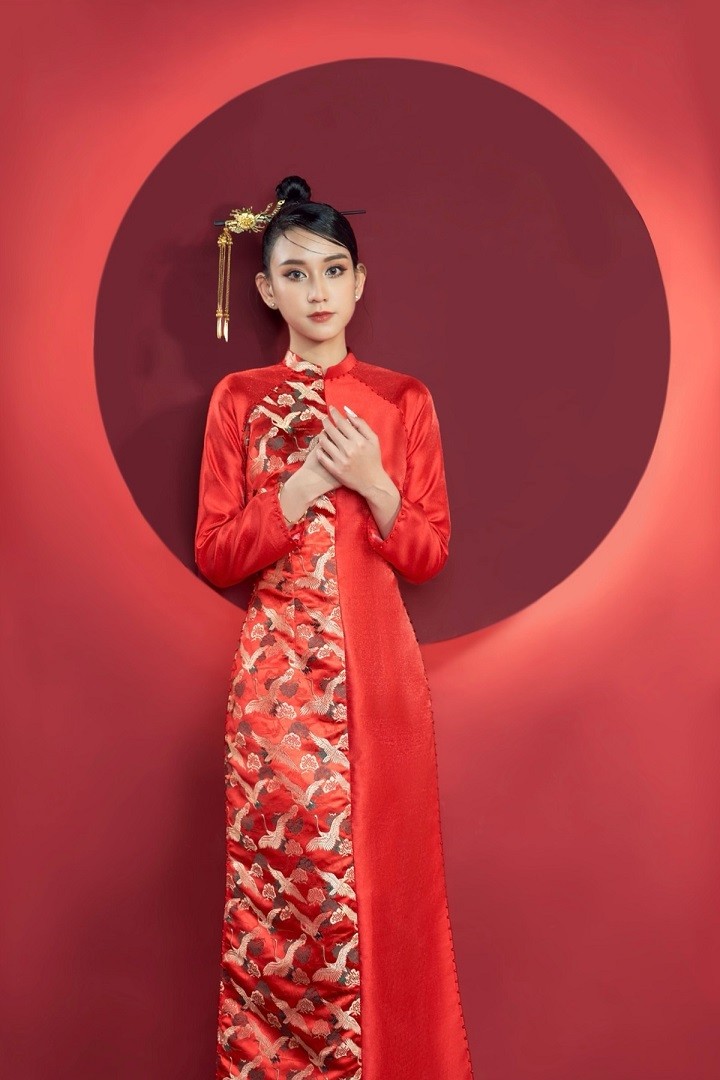 Gợi ý áo dài đôi màu đỏ dành cho đám cưới mùa Hè