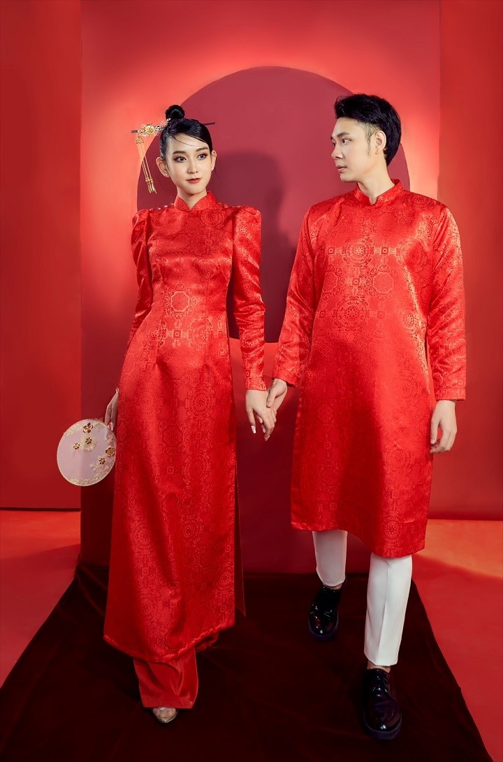 Gợi ý áo dài đôi màu đỏ dành cho đám cưới mùa Hè