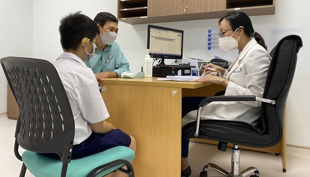 Khám và điều trị cho trẻ em chịu ảnh hưởng bởi dịch Covid-19. (Nguồn: SK&ĐS) Khám và điều trị cho trẻ em chịu ảnh hưởng bởi dịch Covid-19. (Nguồn: SK&ĐS)