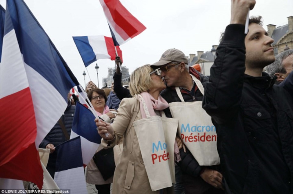 nuoc phap vo oa cam xuc voi chien thang cua ong macron