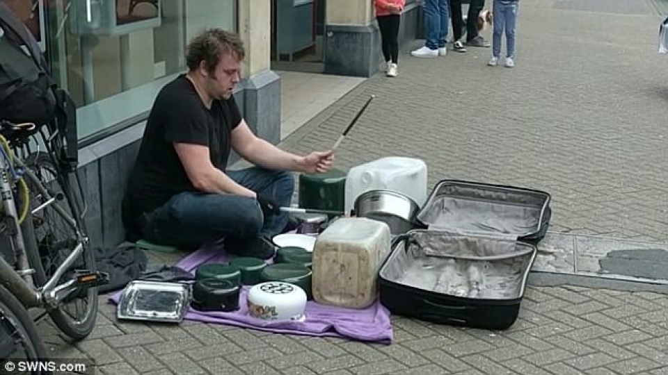 hut hon xem nghe si duong pho choi nhac bang noi xoong