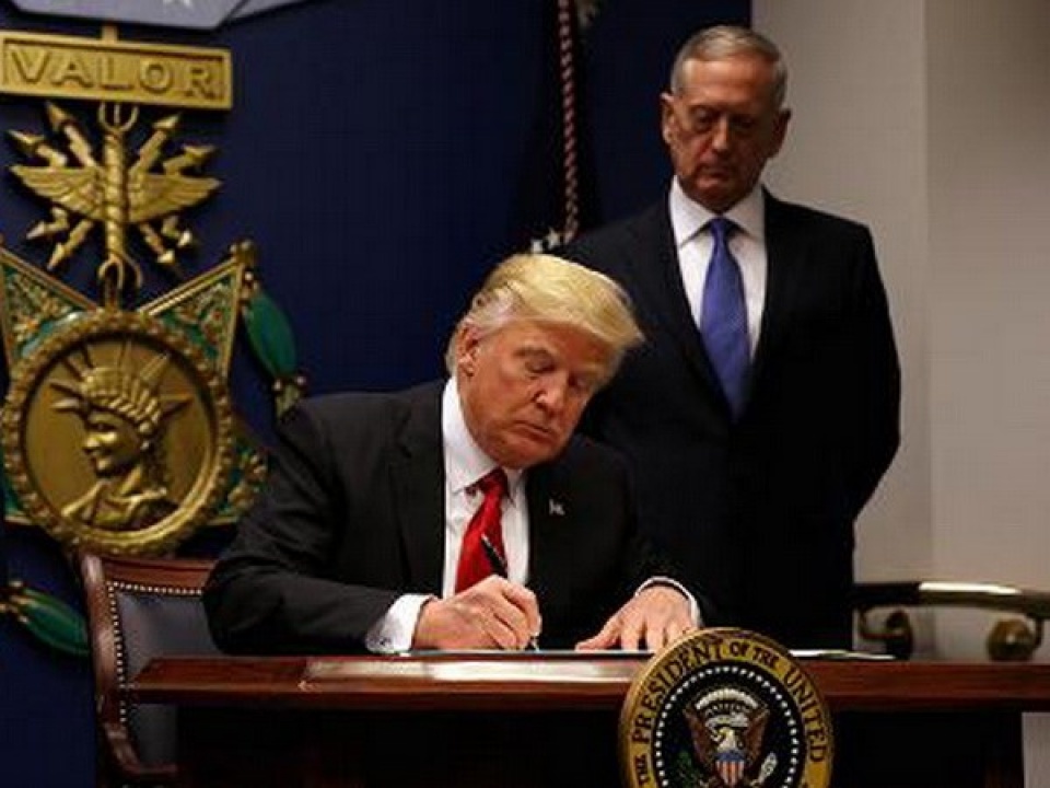 ong trump ky sac lenh an ninh mang moi