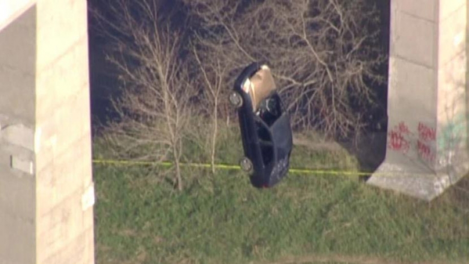 canada bi an vu xe hoi treo lo lung tren cau