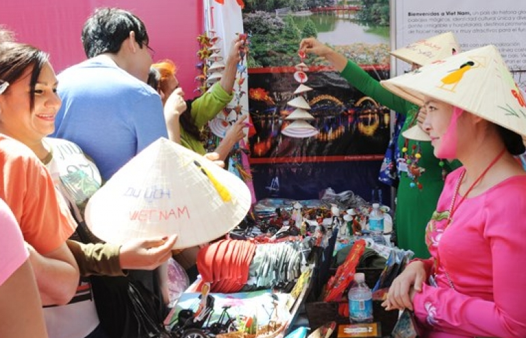 trien lam anh mung ngay thong nhat dat nuoc tai mexico