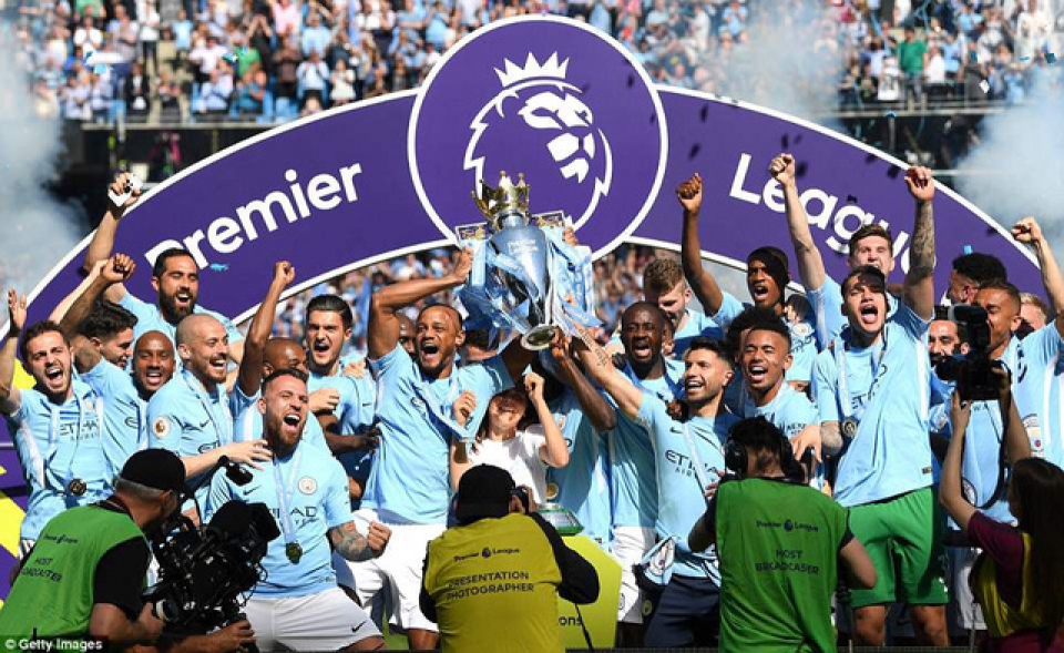 Man City tưng bừng giương cao cúp vô địch Premier League man city tung bung giuong cao cup vo dich premier league
